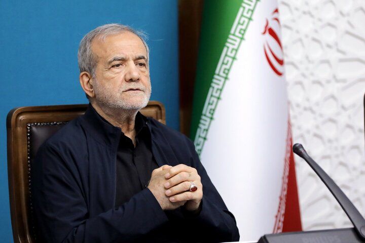 پزشکیان: رهبر انقلاب ایستاده فرمودند که به کوری چشم دشمنان علم را به اوج خواهیم رساند + فیلم