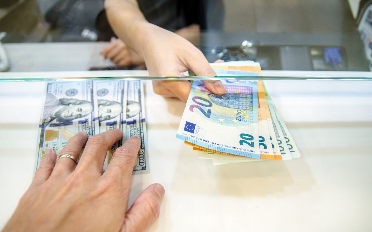 پیش‌بینی قیمت دلار در مهر ماه؛ از مقاومت ۲۳۷ هزار تومانی تا دلار ۲۵۰ هزار تومانی/ دلار ۱۸ درصد رشد کرد، یورو عقب ماند