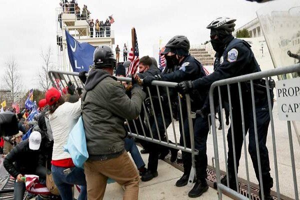 درگیری بین طرفداران ترامپ و پلیس آمریکا مقابل کنگره
