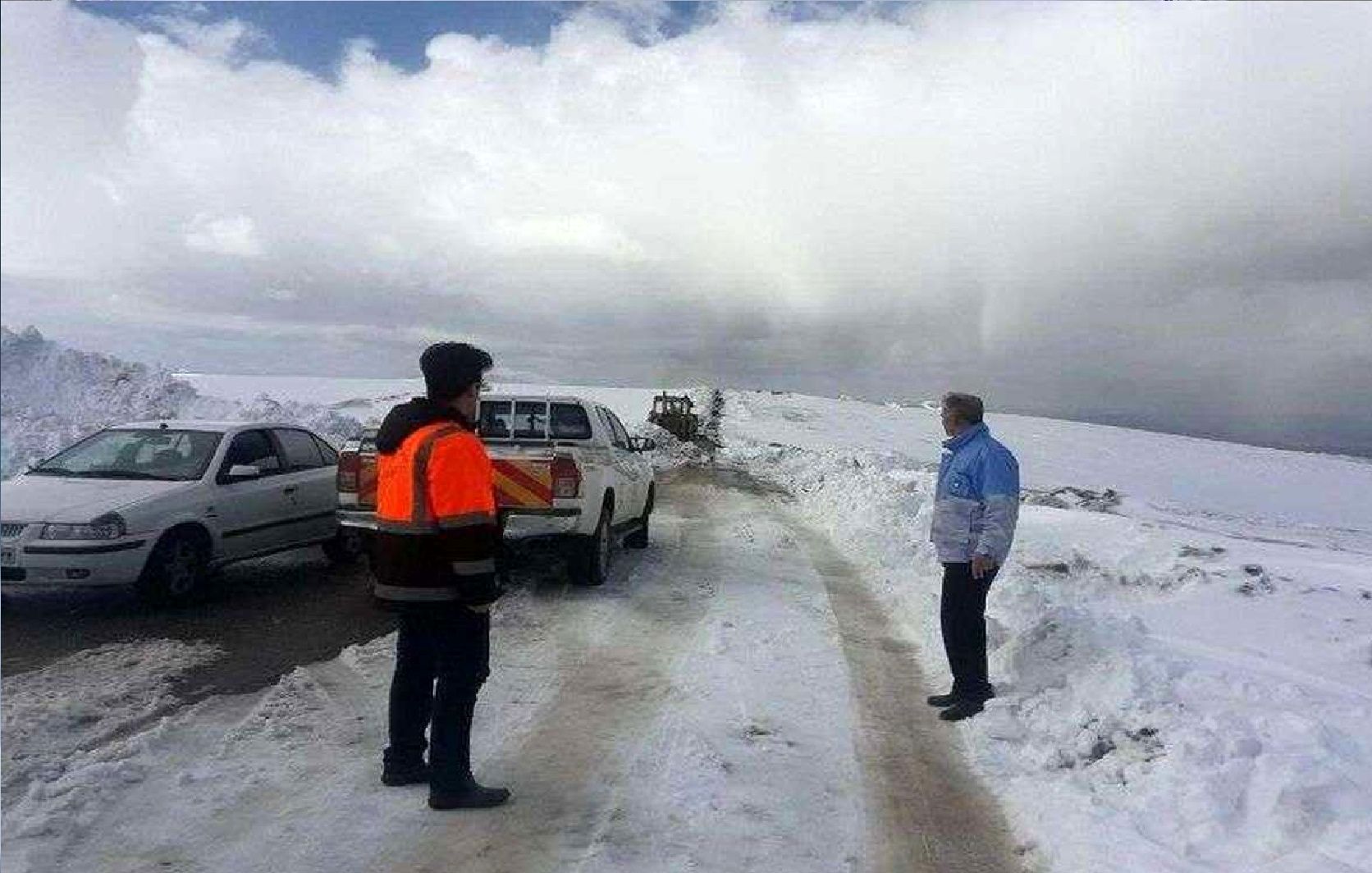 برف و باران محورهای 17 استان کشور / ترافیک سنگین در یک آزادراه مهم