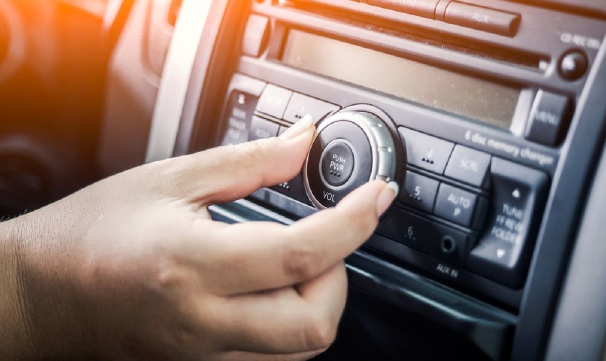 نظر پلیس درباره گوش دادن به موسیقی در حین رانندگی