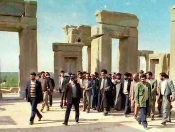 تصاویر تاریخی بازدید رهبر معظم انقلاب از تخت‌جمشید در سال 1367