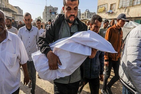 عکسی تلخ از شهادت کودک فلسطینی در صف انتظار غذا به دست تک‌تیرانداز اسرائیلی
