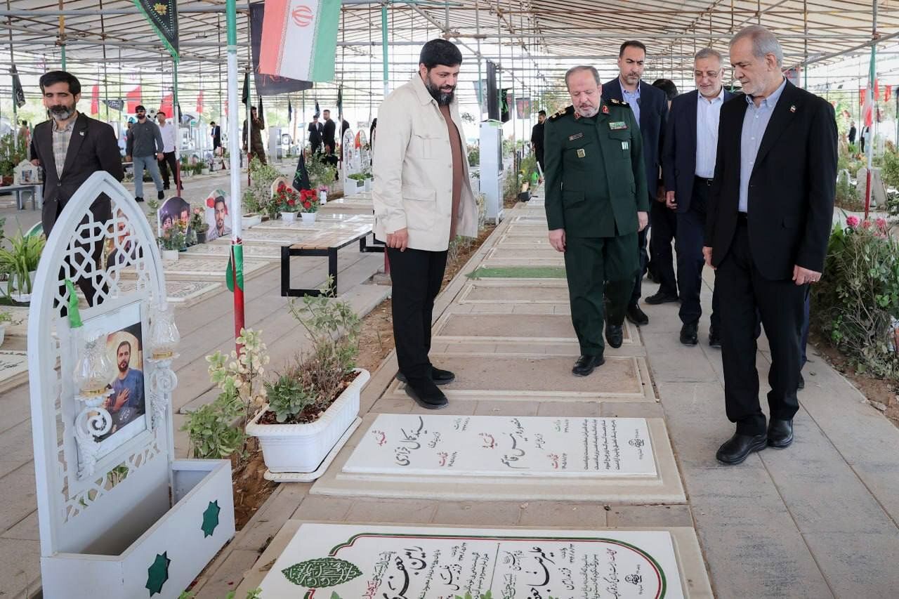 پزشکیان بر مزار شهیدان نصیرزاده و خرازی/ زاکانی و معاون جوان پزشکیان هم بودند/ ابن الرضا با لباس نظامی آمد + تصاویر