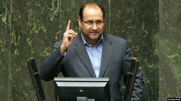حمله یک نماینده به حسین شریعتمداری/ مردم مشکلات اقتصادی دارند /مشکل مردم روسری نیست