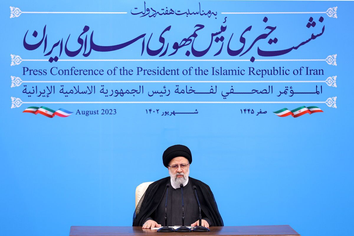 کنایه های تند و تیز یک روزنامه به سخنان رئیسی/ ظاهراً مشاوران قوی و کارکشته‌ای ندارید!