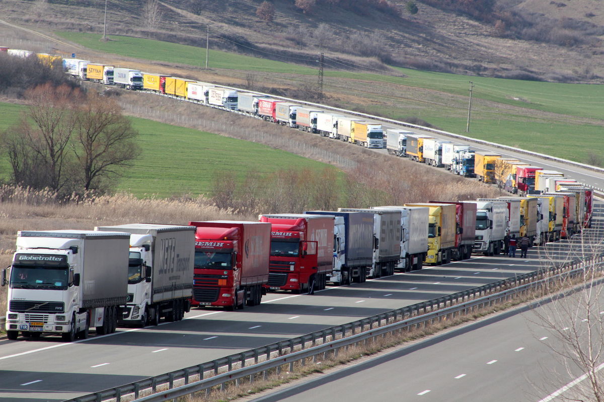 درهای اروپا به روی کامیون‌های ایرانی قفل شد/ کامیون‌داران پشت مرزها سر درگم شدند