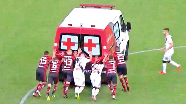 امدادرسانی فوتبالیست‌ها به آمبولانس!