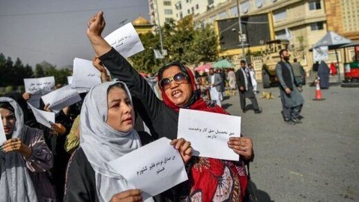 استفاده طالبان از خودروی آب‌پاش و شاخه‌ درخت برای متفرق کردن زنان معترض