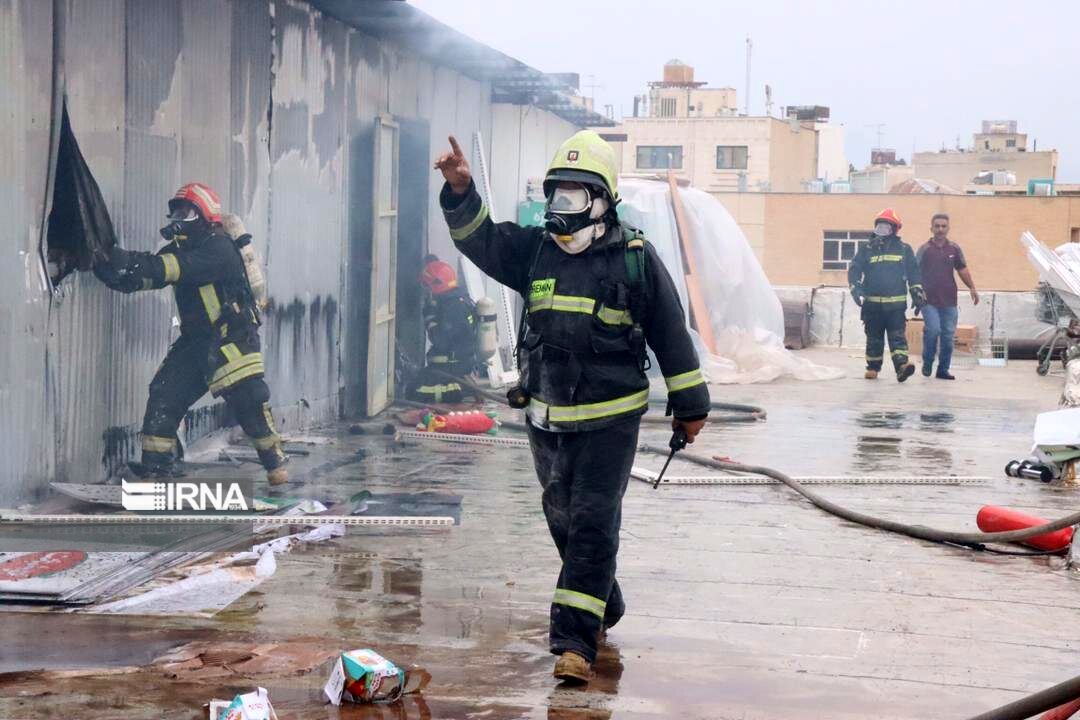آتش‌سوزی گسترده در انبار فروشگاهی بزرگ در شیراز