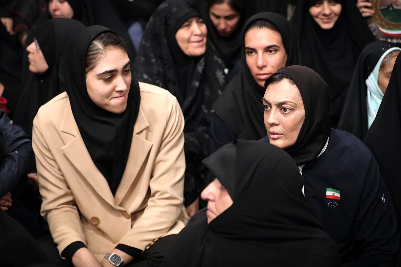 تصویری دیده نشده از بازیگر سابق تلویزیون در بیت رهبری / شهربانو منصوریان هم بود + عکس 3