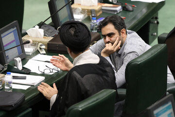 ساز چند دستگی نمایندگان تندرو مجلس دوازدهم / بادامچی: آنها چون برآمده از رای حداقلی هستند، کاری به اکثریت جامعه ندارند