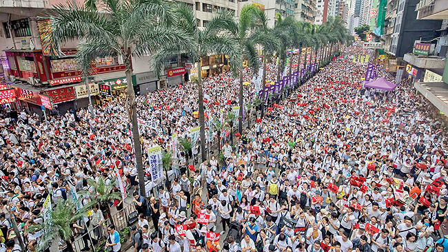 سیل جمعیت بازار‌سهام هنگ‌کنگ را نزولی تعطیل کرد