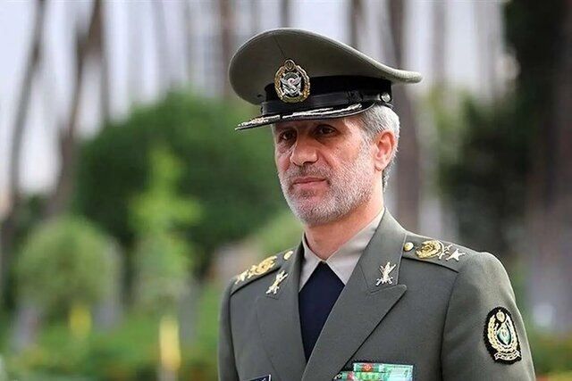 فرمانده کل ارتش: فرزندان برومند کشور در ارتش آماده اند به هر متجاوز بداندیش پاسخی پشیمان کننده تر دهند