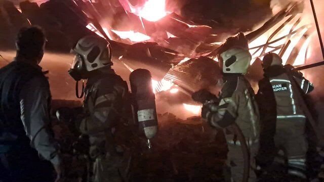 حریق گسترده در جاده ساوه/ یک آتش‌نشان راهی بیمارستان شد
