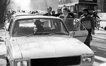 تصاویر دیده‌نشده از اولین تاکسی‌های تهران در ۷۰ سال قبل + عکس