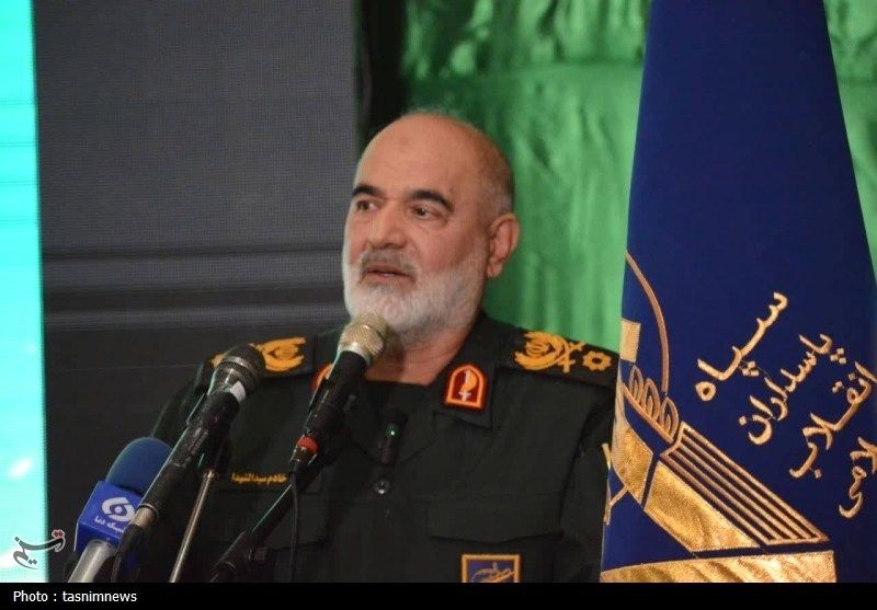 یک فرمانده سپاه هشدار داد: باید در برابر سختی‌ها ایستادگی کنیم / قدرت موشکی ایران دشمن را وادار به عقب‌نشینی کرد
