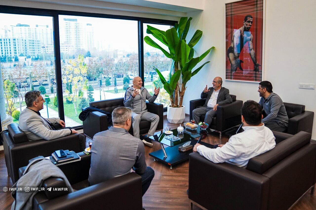 عکس| تابلو عجیب در اتاق علیرضا دبیر در فدراسیون کشتی/ کلاژ آقاتختی با لٌنگ قرمز!