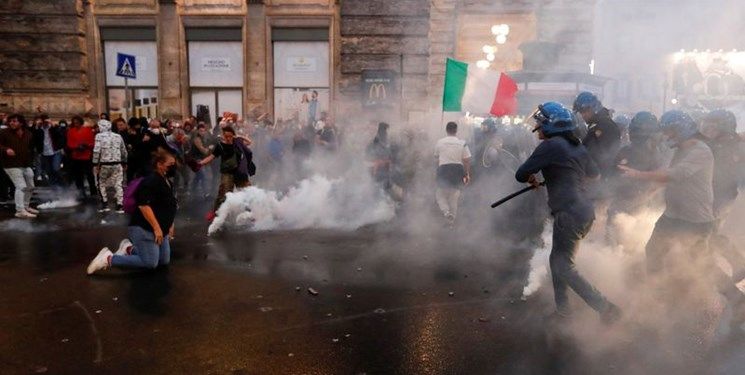 درگیری معترضان به سیاست‌های کرونایی با پلیس ایتالیا