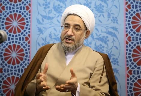 حضرت آقای اراکی! این تعریف "زن فاحشه" است، نه زن بی حجاب