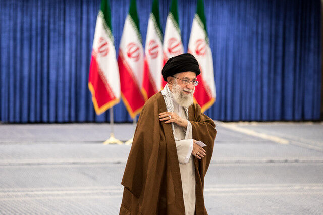 رهبر انقلاب رای خود را به صندوق انداختند