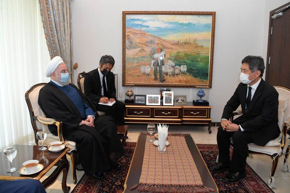 حسن روحانی دفتر یادبود آبه شینزو را امضا کرد+عکس