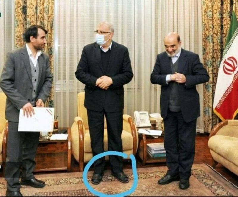 تصویری جنجالی از وزیر نفت در مراسم معارفه علی عسگری با صندل رو فرشی+عکس