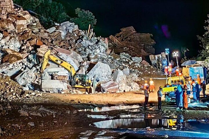 رانش مرگبار زمین در یک بزرگراه / 7 نفر مفقود شدند