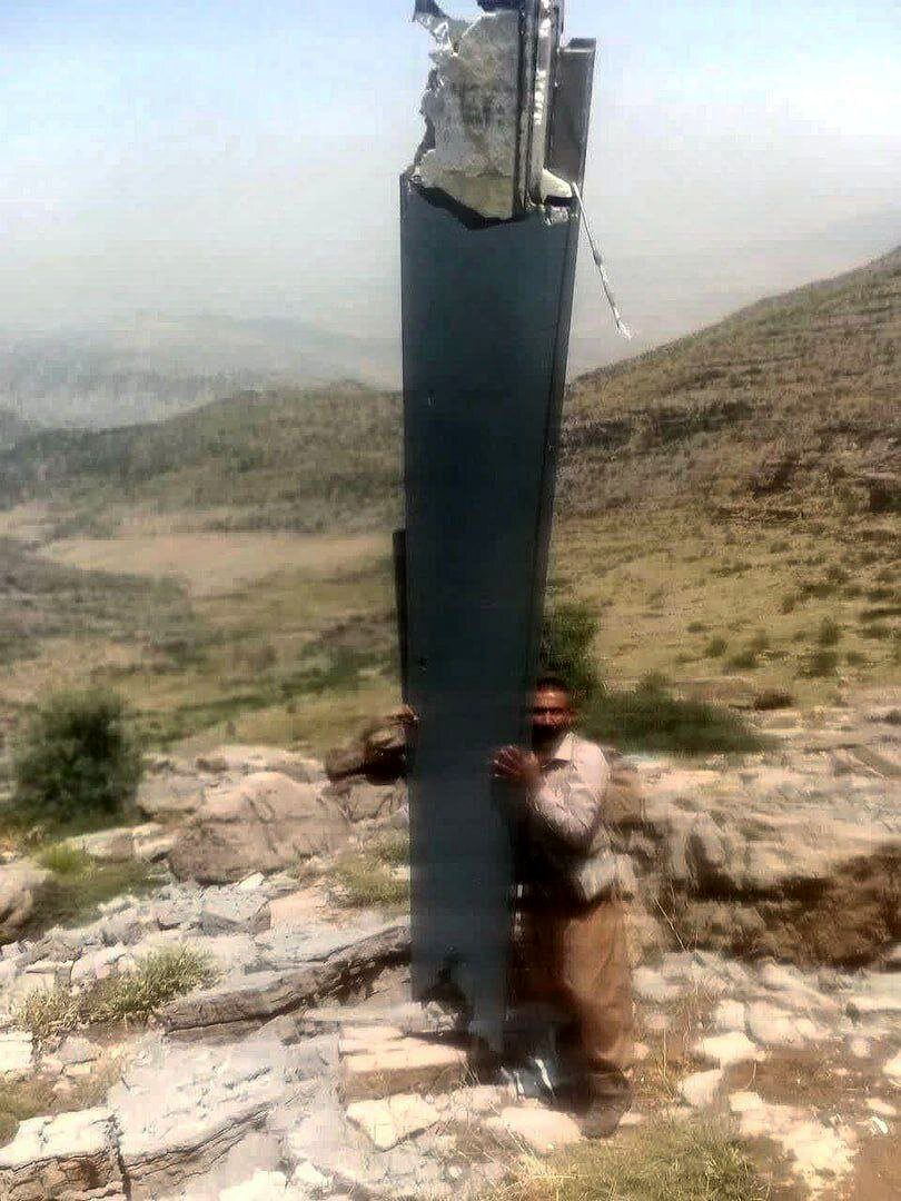 تصویری دیدنی از لاشه پهپاد هرمسِ در دستان مرد سفیدکوهی + عکس 2