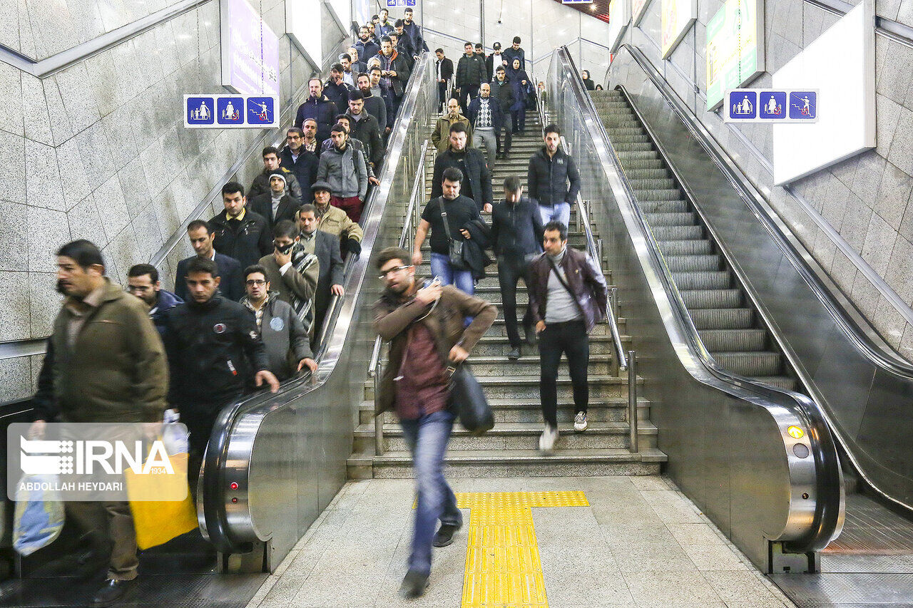 حادثه تلخ پله‌برقی برای کودک تهرانی/ شهرداری توضیح داد!
