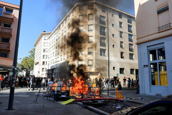 هجوم پلیس فرانسه به دانش‌آموزان معترض با گاز اشک‌آور